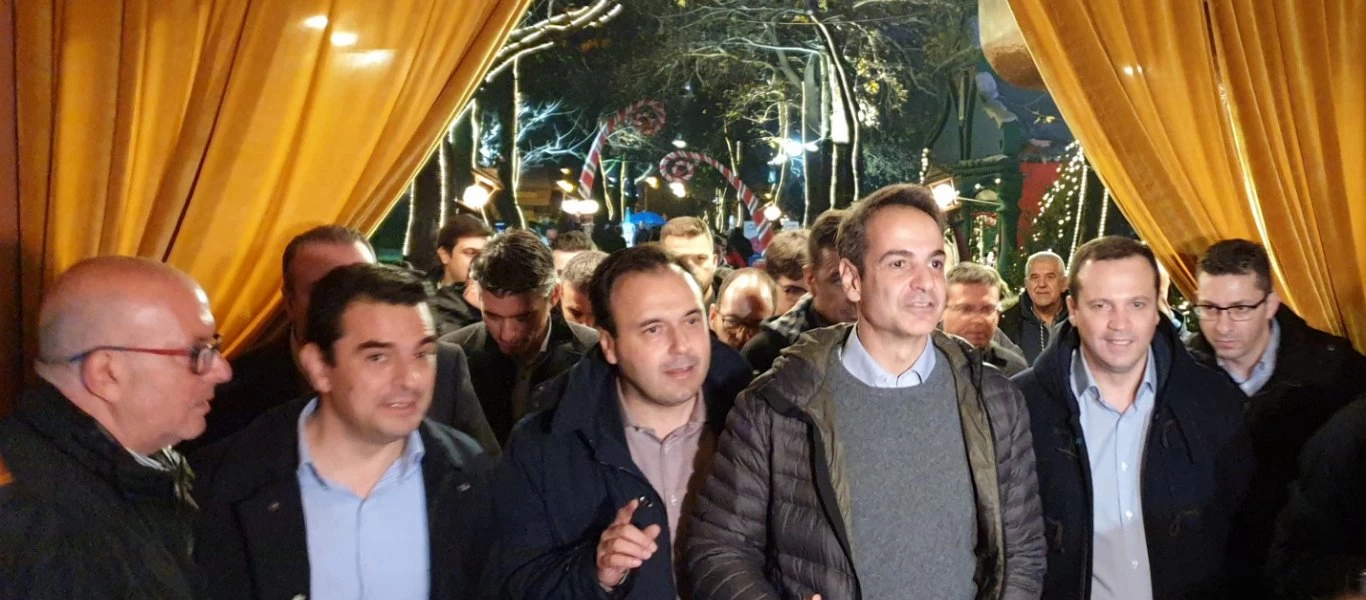 Σε εορταστικό κλίμα ο Κ. Μητσοτάκης στα Τρίκαλα - Φωτογραφήθηκε με «ξωτικά» (φώτο - βίντεο)